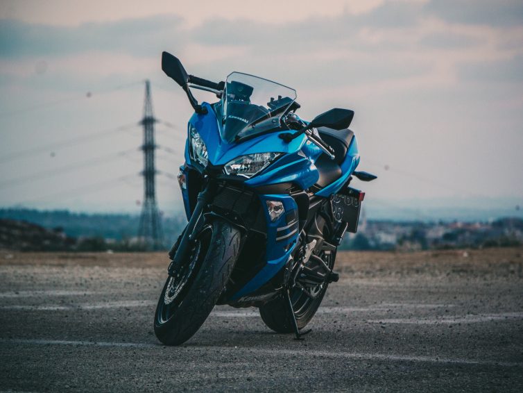 motorcykel blå stående på väg