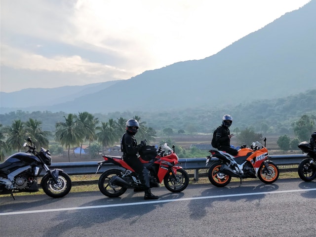 Flera motorcyklister tillsammans